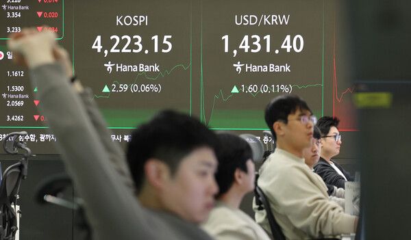 30일 서울 중구 하나은행 딜링룸 모습. [연합뉴스]