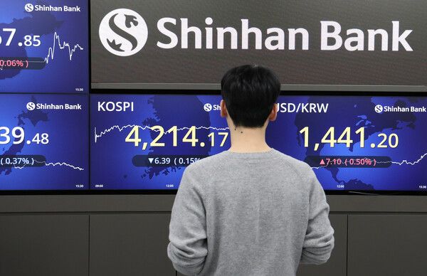 30일 서울 중구 하나은행 딜링룸 모습. [연합뉴스]