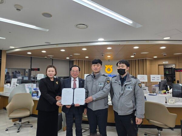 NH저축은행은 29일, 서울시 강남구 본점에서 보이스피싱 예방 업무협약을 실시했다. 민선경 부장(왼쪽에서 첫 번째), 김장섭 대표이사(왼쪽에서 두 번째), 역삼지구대 경찰관이 기념 촬영을 하고 있다. [NH저축은행]