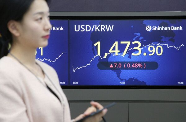 4일 서울 중구 신한은행 딜링룸 모습. [연합뉴스]