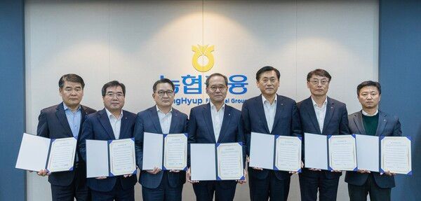 NH농협금융은 3일 그룹 소비자보호 헌장에 서약하고 금융소비자 권익 보호를 위한 전사적 실천 의지를 선언했다. 이찬우 회장(왼쪽에서 네 번째)과 부사장들이 기념촬영을 하고 있다. [NH농협금융]