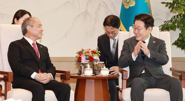 이재명 대통령이 5일 용산 대통령실에서 손정의 소프트뱅크그룹 회장과 면담하고 있다. [이하 연합뉴스]