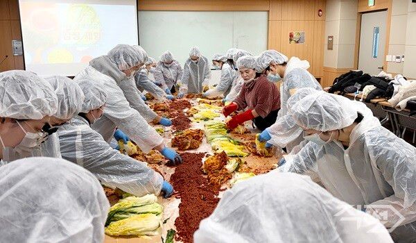 영남이공대학교 김장 체험 모습. [영남이공대학교]