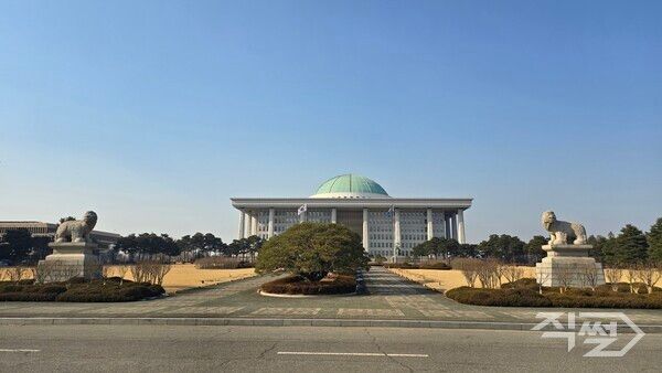 지난 2일 은행 등 금융사에 적용되는 교육세율을 기존 0.5%에서 1.0% 상향하는 개정안이 국회 본회의를 통과했다. 서울 여의도 국회의사당 전경. [직썰]