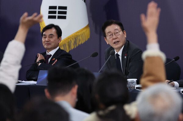 이재명 대통령이 5일 충남 천안시 한국기술교육대학교에서 열린 ‘충남의 마음을 듣다’ 타운홀미팅에서 참석자들의 발언권 요청을 받고 있다. [연합뉴스]