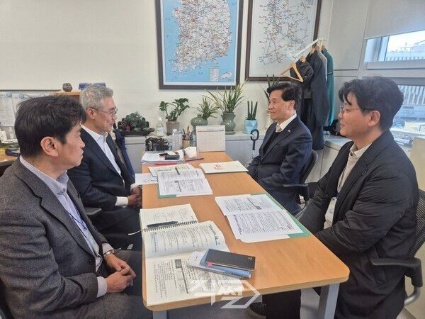 밀양시 관계자들이 정부세종청사를 방문해 주요 현안 사업의 조속한 추진을 관계 부처에 건의하고 있다. [밀양시]