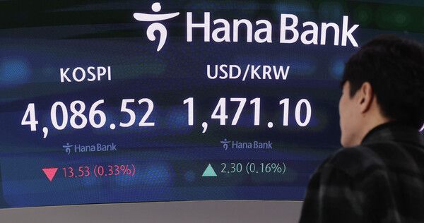 8일 서울 중구 하나은행 딜링룸 모습. [연합뉴스]