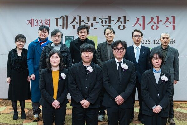 지난 5일 서울 중구 프레지던트호텔에서 열린 ‘제33회 대산문학상 시상식’에서 신창재 대산문화재단 이사장(교보생명 대표이사 겸 이사회 의장)과 대산문학상 수상자 및 관계자들이 기념촬영을 하고 있다. 앞줄 왼쪽부터 수상자인 김지영 번역가, 주은길 극작가, 이기호 소설가, 신해욱 시인, 뒷줄 왼쪽부터 심사위원인 정이화 성신여대 교수(번역 부문), 오은 시인(시 부문), 조만수 충북대 교수(희곡 부문), 남진우 명지대 교수(시 부문), 이승우 소설가(소설 부문), 신창재 이사장, 김기택 시인. [교보생명]