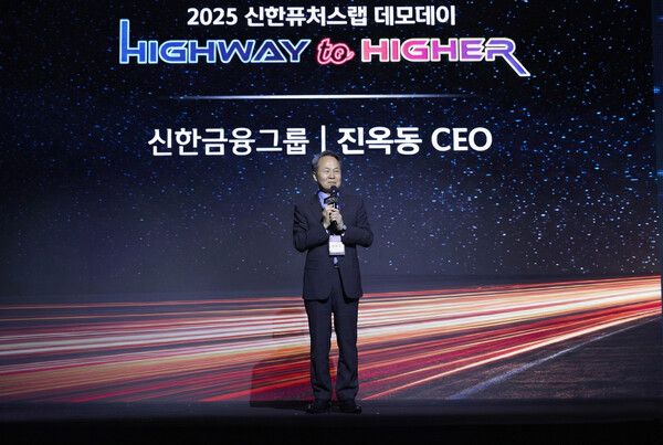신한금융그룹은 지난 2일 오후 서울 광진구 파이팩토리에서 ‘신한퓨처스랩 데모데이 2025’를 개최했다. 이날 행사에 참석한 진옥동 신한금융그룹 회장이 격려사를 하고 있다. [신한금융그룹]