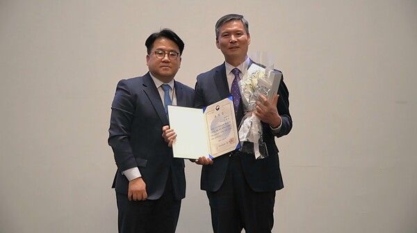 김성규 보람바이오 김성규 연구개발총괄 대표(우측)가 농림축산식품부장관 표장을 수상하고 있다. [국가식품산업클러스터진흥원]