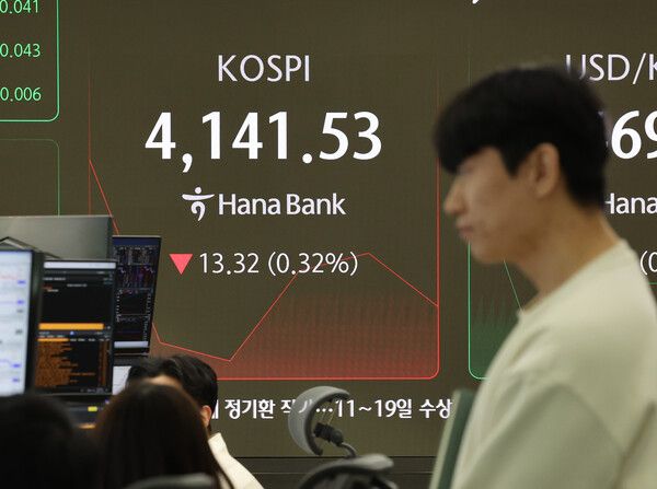 9일 서울 중구 하나은행 딜링룸 모습. [연합뉴스]