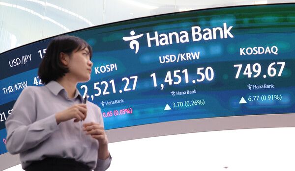 &nbsp;10일 오후 서울 중구 하나은행 본점 딜링룸 모습. [연합뉴스]&nbsp;