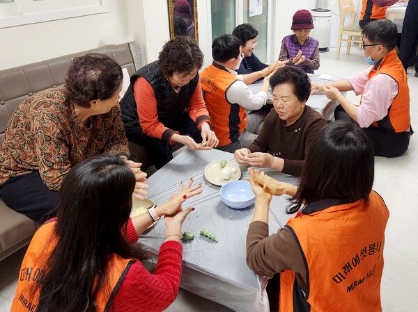 미래에셋생명 ‘행복한 경로당 만들기’ 봉사활동. [미래에셋생명]