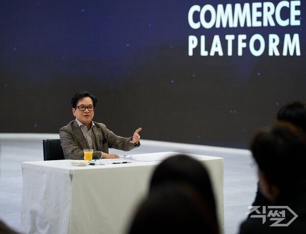 이재현 CJ그룹 회장이 지난 7일 서울 서초구 CJ온스타일 본사에서 직원들을 만나 격려하고 있다. [CJ그룹]