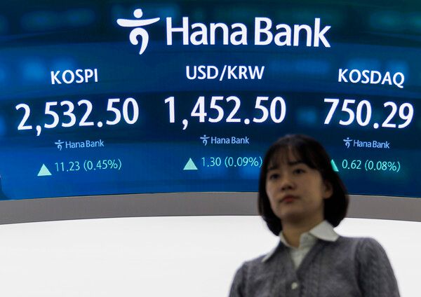 11일 오전 서울 중구 하나은행 본점 딜링룸 모습. [연합뉴스]