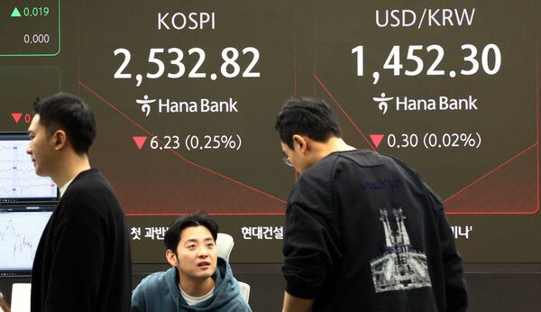 12일 오전 서울 중구 하나은행 딜링룸 모습. [연합뉴스]
