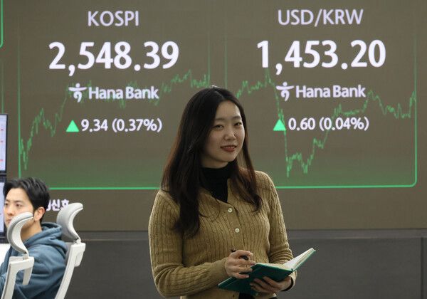 12일 서울 중구 하나은행 본점 딜링룸 모습. [연합뉴스]