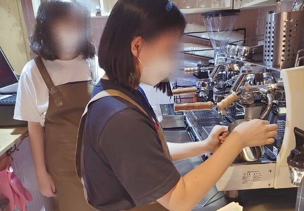 복권기금으로 운영되는 청소년복지시설 사업의 일환인 ‘인턴십 활동 프로그램(바리스타)’에 참여한 청소년의 모습. [여성가족부]