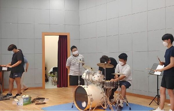 가정 밖 청소년들의 문화 활동 지원을 위해 복권기금으로 운영되는 청소년쉼터 음악 활동 프로그램에 참여한 청소년들의 모습. [여성가족부]