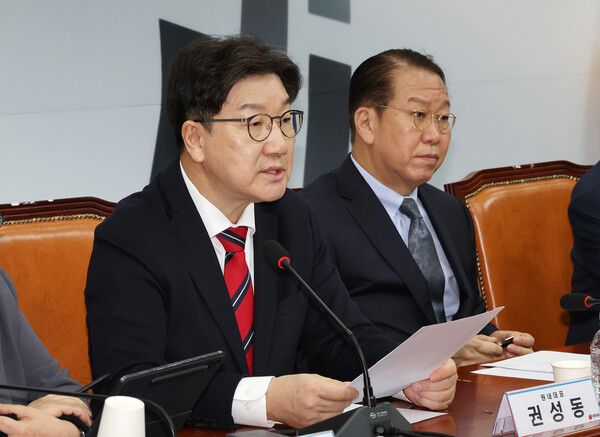 국민의힘 권성동 원내대표(왼쪽)가 13일 국회에서 열린 비상대책위원회의에서 발언하고 있다. [연합뉴스]