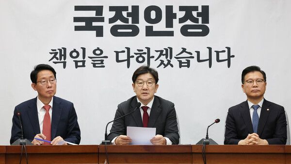 국민의힘 권성동 원내대표(가운데)가 14일 국회에서 열린 원내대책회의에서 발언하고 있다. [연합뉴스]