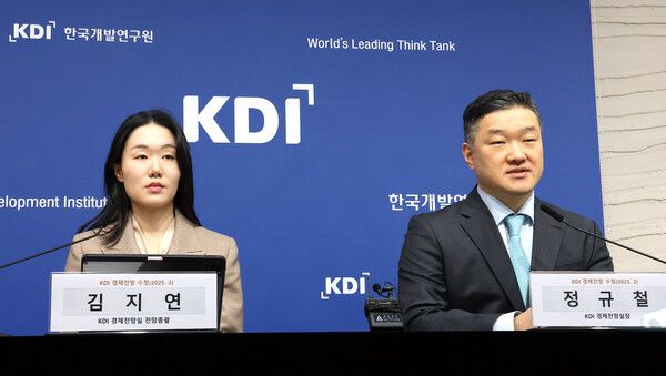 한국개발연구원(KDI) 정규철 경제전망실장(오른쪽)과 김지연 경제전망실 전망총괄이 지난 11일 정부세종청사에서 올해 경제전망을 설명하고 있다. [연합뉴스]