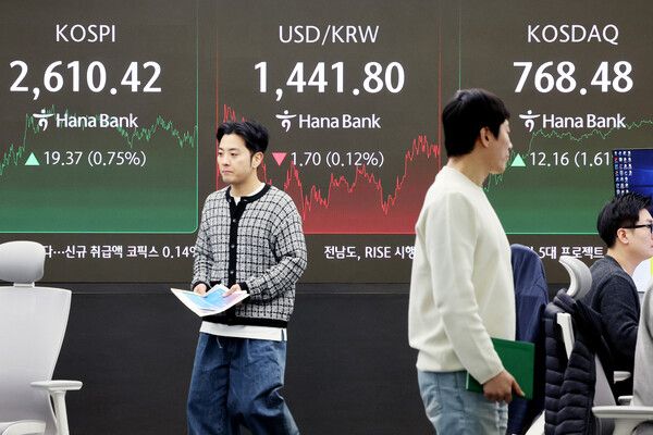 코스피가 17일 석 달 반 만에 2610대를 회복한 17일 오후 서울 중구 하나은행 딜링룸 현황판에 코스피·코스닥 종가가 표시돼있다. [연합뉴스]