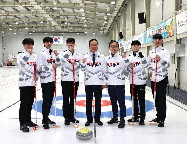 김주수 의성군수와 의성군청 남자컬링팀=의성군 제공