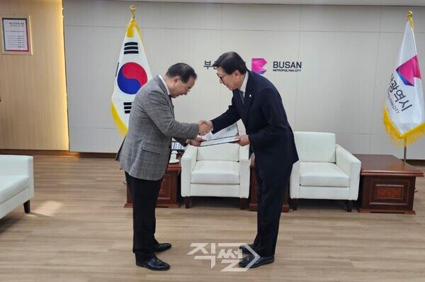 하윤수 전 교육감이 박형준 시장으로부터 교육 분야 정책고문 위촉장을 전달받고 있다.