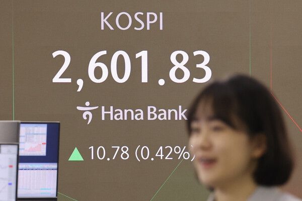 17일 서울 중구 하나은행 딜링룸 모습. [연합뉴스]