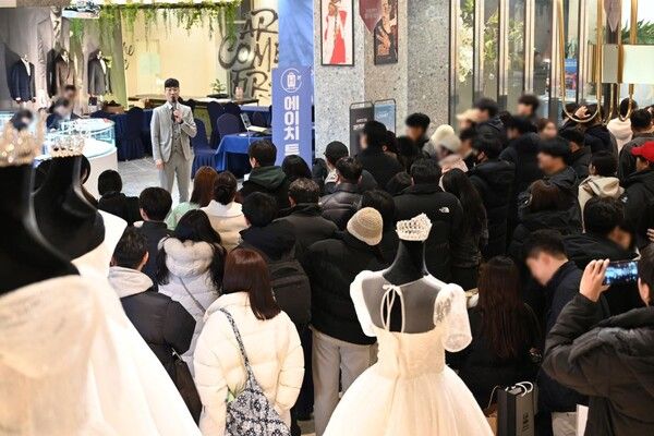 지난 9일 울산 남구 보람컨벤션 특별관에서 진행된 ‘보람컨벤션 제3회 웨딩초대전’ 행사장에서 예비부부들이 이벤트에 참가하고 있다. [보람그룹]