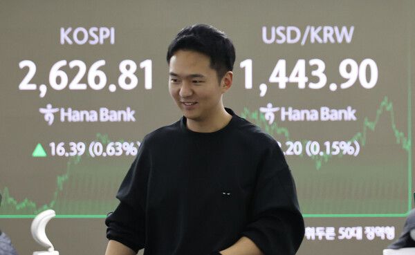 &nbsp;18일 오후 서울 중구 하나은행 본점 딜링룸 모습. [연합뉴스]