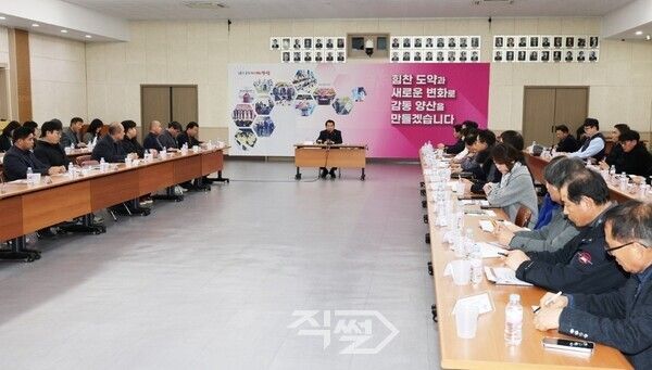 나동연 시장이 지역 건설업체와 간담회를 열어 건설산업의 현황과 발전 방향을 논의하고 있다.[사진=양산시 제공]