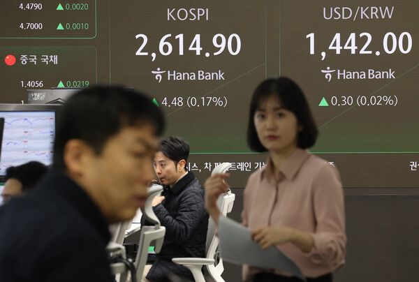 18일 오전 서울 중구 하나은행 본점 딜링룸 모습. [연합뉴스]