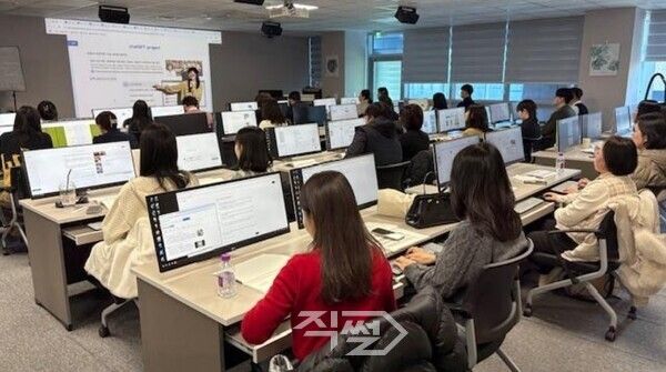  ‘공무원 생성형 AI 활용 특강’을 진행 하고 있는 모습.[사진=양산시 제공]