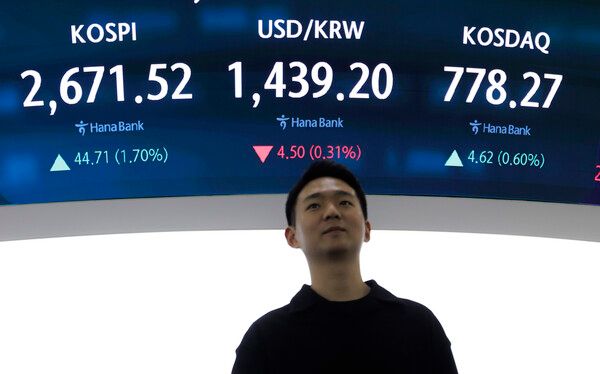 &nbsp;19일 오후 서울 중구 하나은행 딜링룸 모습. [연합뉴스]