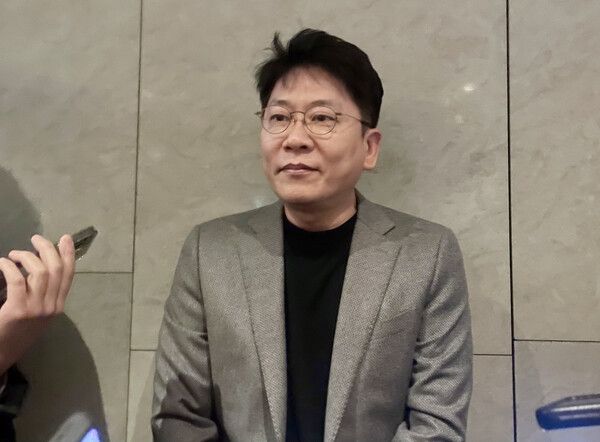 김동명 LG에너지솔루션 최고경영자가 19일 서울 서초구 JW메리어트 호텔에서 열린 협회 이사회에 앞서 취재진 질문에 답하고 있다. [연합뉴스]