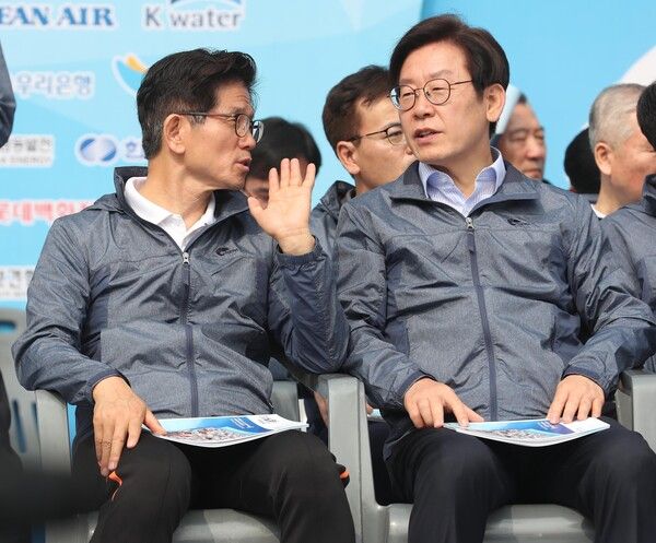 지난 2018년 5월 1일 서울 송파구 잠실올림픽주경기장에서 열린 '한국노총 2018 노동절 마라톤대회'에서 이재명 더불어민주당 대표(당시 경기도지사 후보)와 김문수 고용노동부 장관(당시 서울시장 후보)이 대화를 나누고 있다. [연합뉴스]