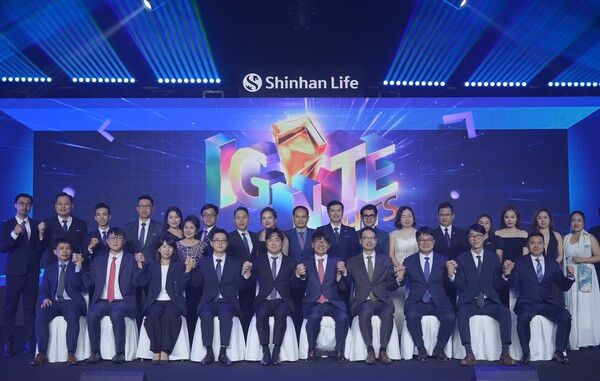 이영종 신한라이프 사장(앞줄 오른쪽에서 다섯번째)과 배승준 베트남 법인장(앞줄 오른쪽에서 네번째)이 지난 19일 베트남 호치민에서 열린 신한라이프 베트남법인 ‘FC채널 영업대상 시상식’에서 수상자를 비롯한 관계자들과 기념 촬영을 하고 있다. [신한라이프]