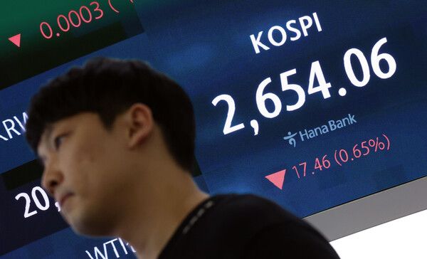 20일 오후 서울 중구 하나은행 딜링룸 모습. [연합뉴스]