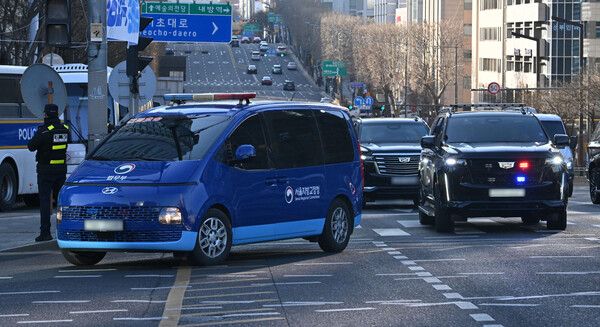내란 우두머리 혐의로 구속기소 된 윤석열 대통령의 첫 형사재판이 열리는 20일 윤 대통령이 탄 법무부 호송차가 서초구 서울중앙지법으로 향하고 있다.