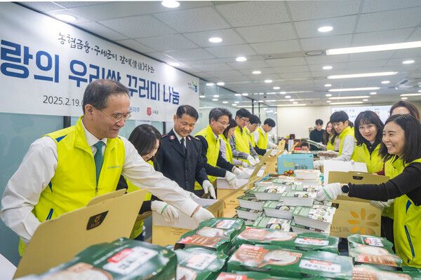 이찬우 회장(왼쪽에서 첫 번째), 한세종 서기장관(왼쪽에서 세 번째) 및 직원 봉사단이 우리 쌀 꾸러미를 포장하고 있다. [NH농협금융]