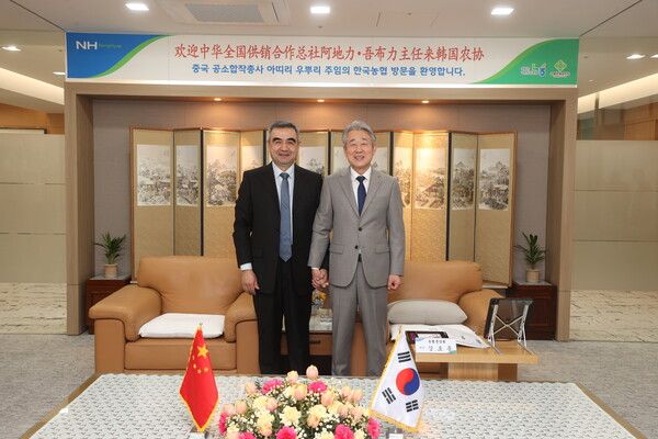 강호동 농협중앙회장(사진 오른쪽)이 21일 농협중앙회를 내방한 중아띠리 우뿌리 중국 공소합작총사 부주임(사진 왼쪽)과 기념촬영을 하고 있다. [농협]