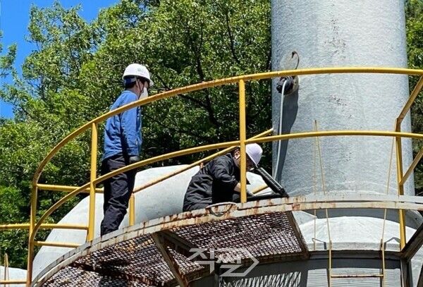 복합악취 시료채취 모습.[양산시 제공]