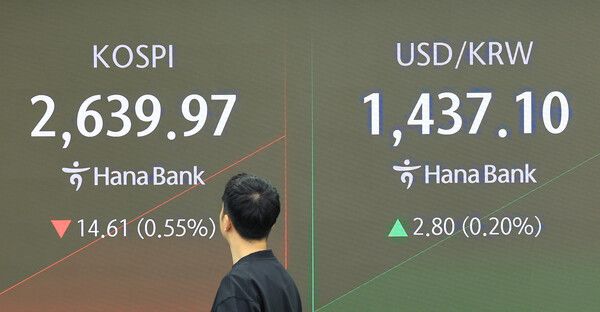 24일 서울 중구 하나은행 본점 딜링룸 모습. [연합뉴스]