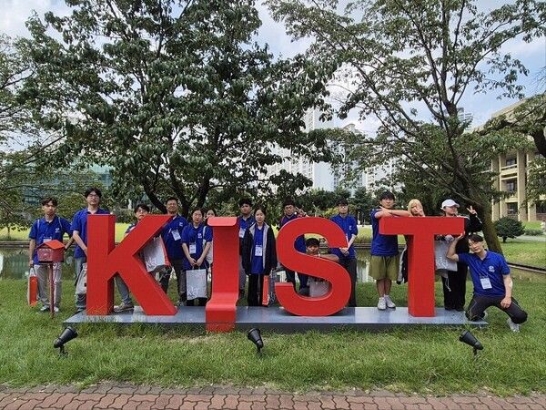 복권기금으로 운영되는 포용성장 전문연구인력 양성사업의 일환인 ‘2024년 탐방캠프’에 참여한 학생들의 모습 [국가과학기술인력개발원]