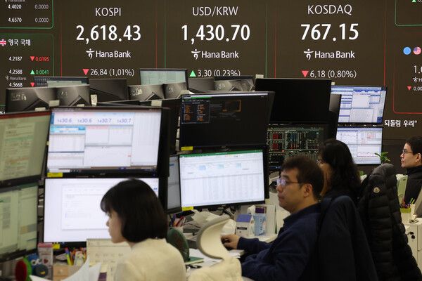 25일 오전 서울 중구 하나은행 본점 딜링룸 모습. [연합뉴스]