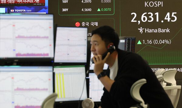 26일&nbsp;&nbsp;오전 서울 중구 하나은행 본점 딜링룸 모습. [연합뉴스]