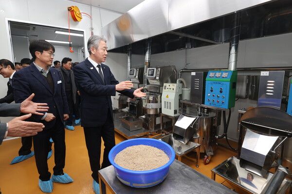 강호동 농협중앙회장(오른쪽)이 지난 25일 남안동농협 가공사업소를 방문하여 생산 공정에 사용되는 기계의 상태를 점검하고 있다. [농협중앙회]