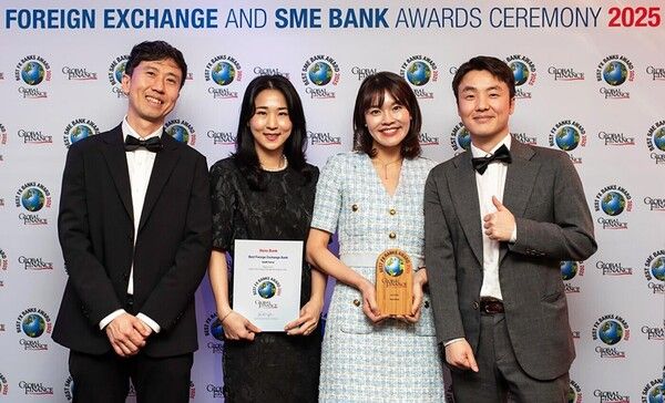 김택회 하나은행 런던지점 팀장(왼쪽 첫번째), 박영애 하나은행 남동산단금융센터지점 과장(왼쪽 두번째), 이선미 하나은행 성산동지점 과장(왼쪽 세번째), 이치우 하나은행 런던지점 과장(왼쪽 네번째)이지난 25일(현지시간) 영국 런던에서 열린 글로벌파이낸스지 시상식에서 기념 촬영을 하고 있다. [하나은행]